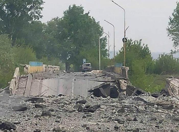 взорванный украинскими вооружёнными формированиями мост между Северодонецком и Рубежным