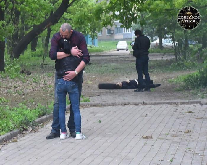 Жертва обстрелов Петровского района Донецка 9 мая 2022 года – молодой человек 2006 года рождения и его родители. Источник – Донецкое время.