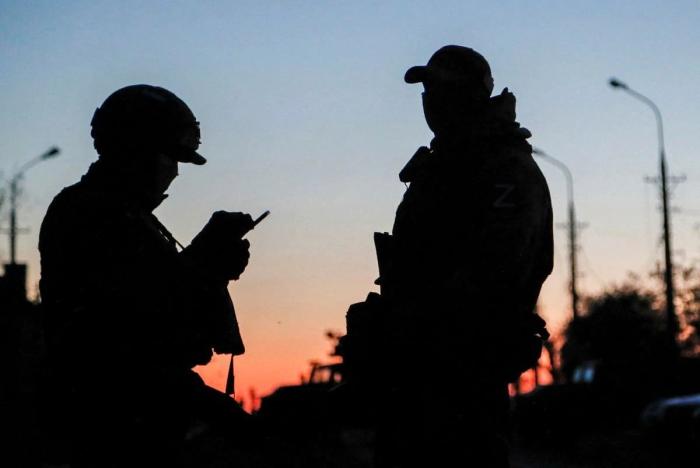 На заглавном фото: военнослужащие союзных войск в процессе принятия сдачи боевиков "Азова", Мариуполь