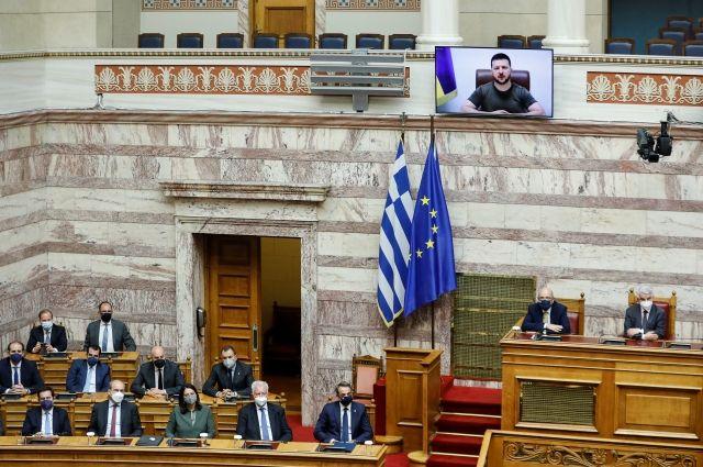 Зеленский выступает перед парламентом Греции