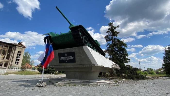 Памятник воинам-освободителям в Красном Лимане – это танк Т-34-76 времен Великой Отечественной войны.