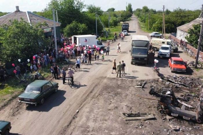 Освобождённое от украинской оккупации село Старомлиновка в Великоновоселковском районе более чем наполовину разрушено. Это не помешало детям и взрослым побывать на празднике, организованном волонтёрами Русской гуманитарной миссии.