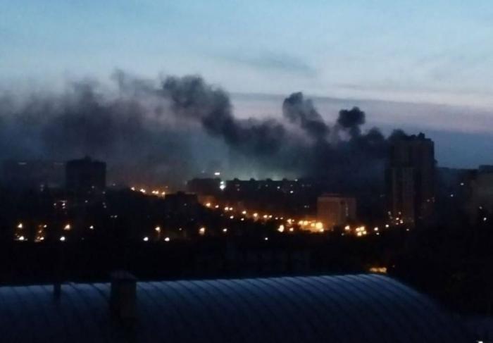 40 ракет "ГРАДа" выпустили украинские боевики по центру Донецка. Ублюдки тупо бьют по жилым кварталам ежедневно убивая и калеча мирных людей, пишет Телеграм-канал Поддубный.