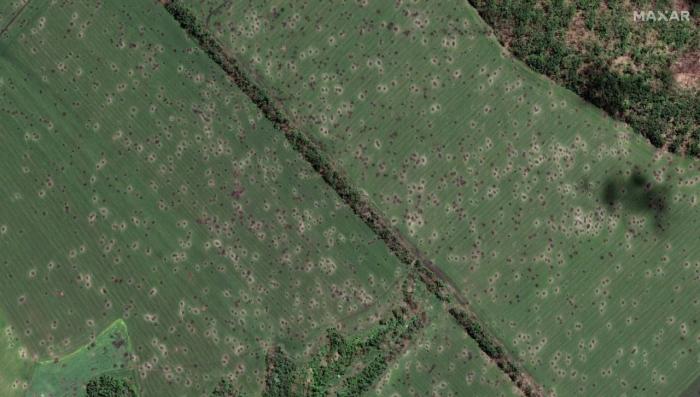 Свежие спутниковые снимки с мест боёв на востоке Украины от компании MAXAR. Изрытое снарядами поле к северо-западу от Славянска, пишет Телеграм-канал Форпост
