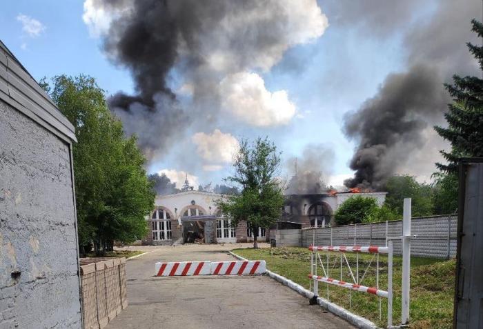 Последствия попадания по гаражу с пожарными машинами в Донецке.
