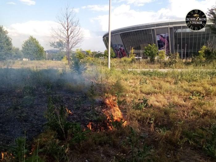 На заглавном фото: Под удар ВСУ по Донецку попал и парк у стадиона “Донбасс Арена”, загорелась трава, сообщает корреспондент “Донецкого времени” Давид Худжец с места событий. По его словам, сам стадион цел.