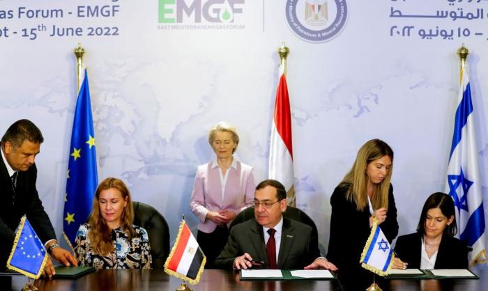 Урсула фон дер Ляйен наблюдает за тем, как комиссар ЕС по энергетике Кадри Симсон, министр нефти Египта Тарек эль-Молла и министр энергетики Израиля Карин Эль-Харрар подписывают в Каире соглашение по газу.