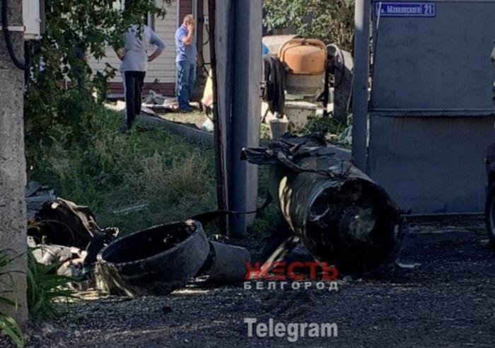 На заглавном фото: Белгород, части снаряда «Точки - У» на улице Маяковского. РИА Новости сообщают, что во время ночного обстрела Белгорода погибла семья из Харькова, которая переехала после начала боевых действий. «Рядом с флигелем попал снаряд.