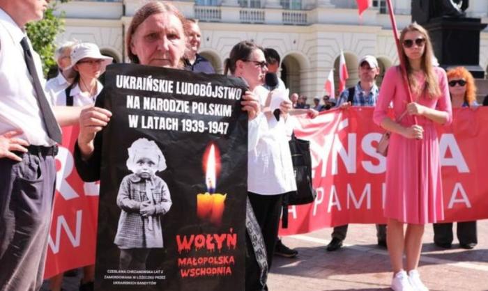 Ежегодно 11 июля в Польше отмечают Национальный день памяти жертв геноцида, учинённого в отношении поляков украинскими националистами. Это День памяти жертв Волынской резни (Rzeź wołyńska).