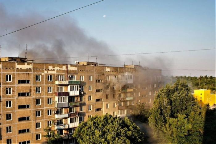 На заглавном фото: субботнее утро в Донецке. Да и ночь прошла под огнём вооружённых формирований Украины, есть жертвы, не говоря уже о разрушениях