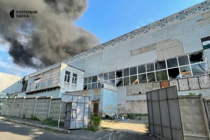 На заглавном фото: Горит склад ВСУ под Одессой после удара ВКС РФ