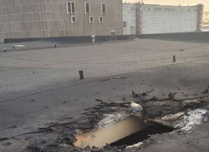 Армия Зеленского пробила снарядами крышу спецкорпуса №1 Запорожской АЭС, где хранится топливо для станции – топливные сборки.