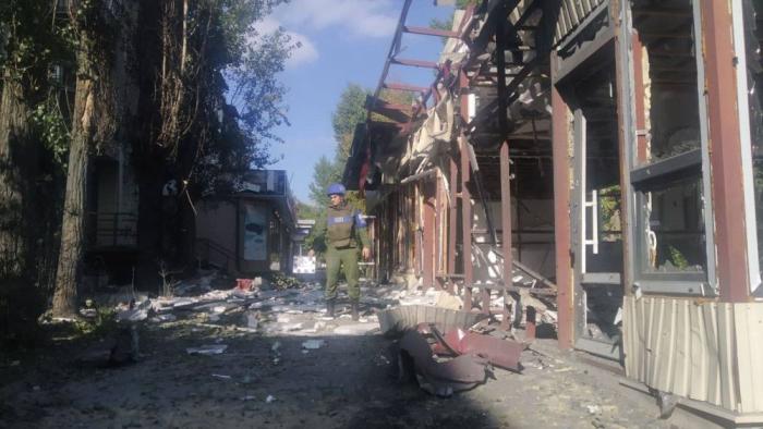 Рубежное (ЛНР) после удара из гаубиц М777. Один человек погиб, есть раненые. Били по жилому кварталу.