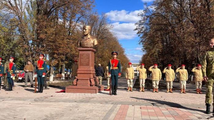 В Волновахе открыли памятнике герою России и ДНР Владимиру Жоге, погибшему во время освобождения Волновахи от нацистов.