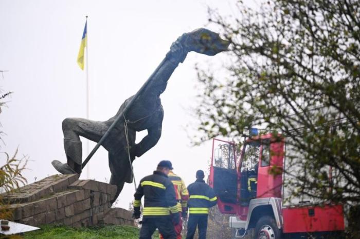 В Ужгороде (Закарпатье) снесли памятник советским воинам на границе со Словакией. Решение о демонтаже было принято еще 13 октября.