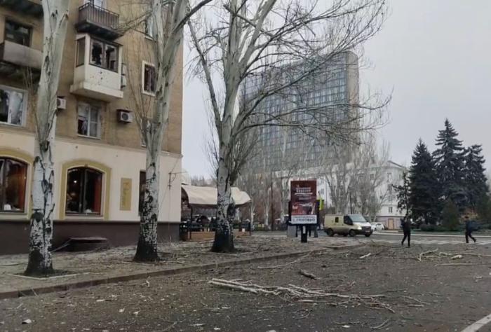На заглавном фото: Последствия обстрелов центра Донецка 27 ноября 2022 года