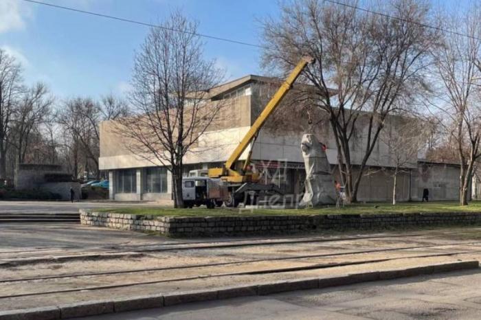 В городе Днипро (бывший Днепропетровск) снесли памятник Александру Матросову