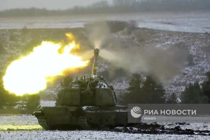Российские 152-мм САУ 2С19М2 «Мста-С» Западного военного округа ведут огонь по украинским позициям.
