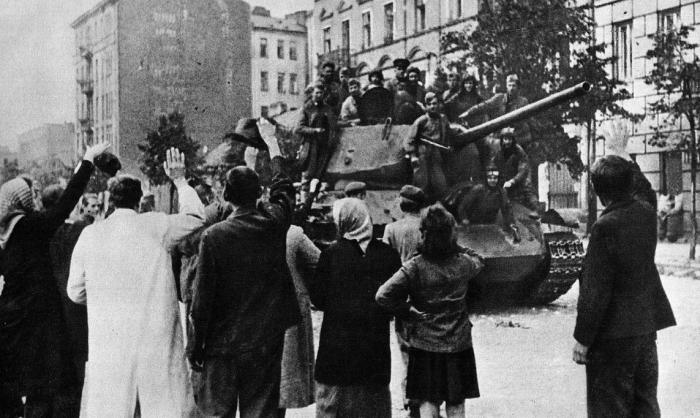 Варшавяне приветствуют советских освободителей