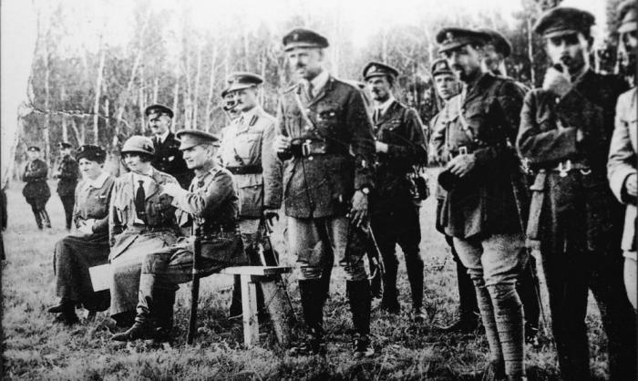 адмирал А. В. Колчак (сидит), глава британской миссии генерал А. Нокс и английские офицеры на восточном фронте, 1918