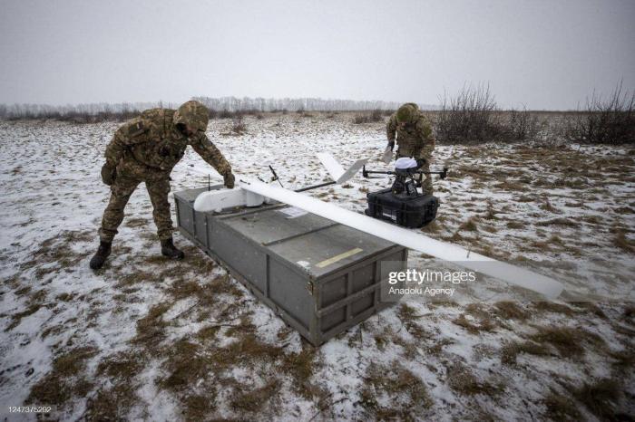 Прижизненная фотография украинского БПЛА, аналогичного дронам, упавшим сегодня ночью на улицы Белгорода. Точную модификацию пока установить не удалось, но скорее всего это самодельный дрон-камикадзе с пластидными шашками и поражающими элементами