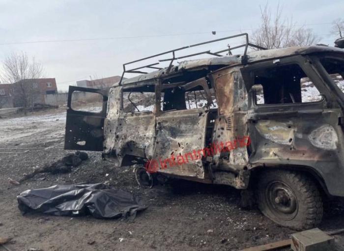 Подбитый и сгоревший с экипажем украинский УАЗ в Артёмовске. Подкрепление не доехало.