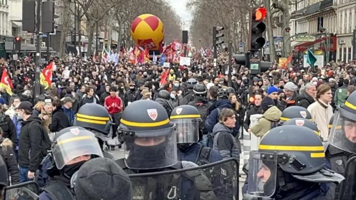 Европа беднеет и протестует