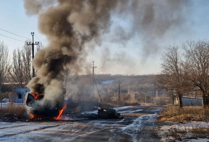 Горящий БТР-4Е ВСУ на улицах Артемовска