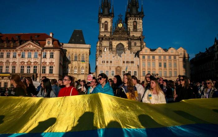 Ужесточая условия для беженцев из Украины, чехи пытаются закабалить их на новых условиях