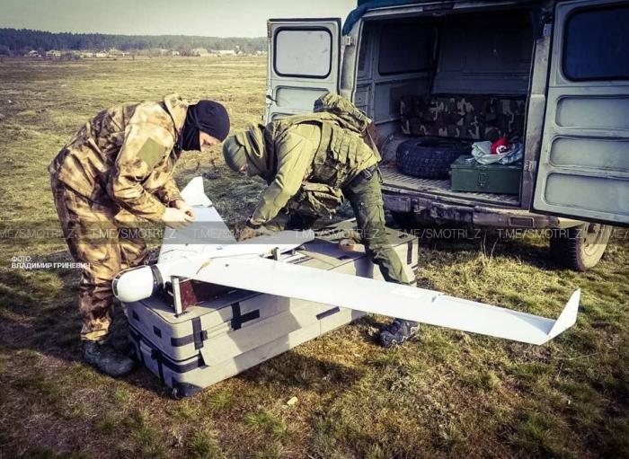 На заглавном фото: Кадры российского барражирующего боеприпаса "Ланцет" в зоне СВО. Работают операторы "Ланцетов" в связке с разведывательными БПЛА Zala Aero, которые выявляют цель и фиксируют результат поражения.