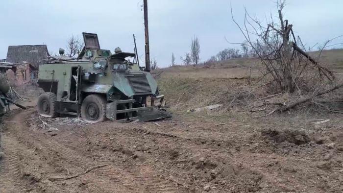 Разбитый британский бронеавтомобиль AT-105 Saxon ВСУ в районе Красногоровки, ДНР. Данные "уродцы" уже есть в коллекции трофейной техники.