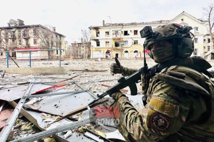 Боец ЧВК "Вагнер" возле Центрального рынка в Бахмуте. На данный момент взяты все административные городские здания, юридически город наш. Противник сосредоточен на западе - "вагнеровцы" продавливают оборону врага от центра к западу.