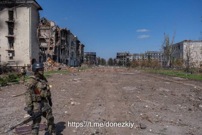 Бойцы ЧВК "Вагнер" на освобожденной улице Мира в Бахмуте, источник – Оркестр Вагнера