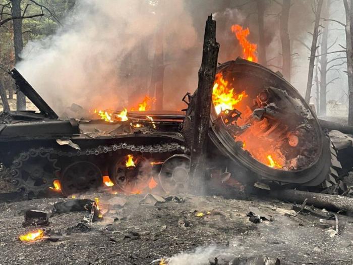 уничтоженный взрывом танк ВСУ, источник - Милитарист