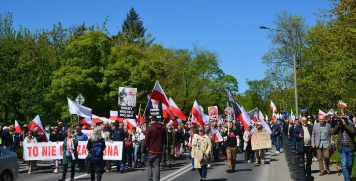 «Нет войне с Россией», «Янки, вон из Европы»: антивоенный марш в Варшаве