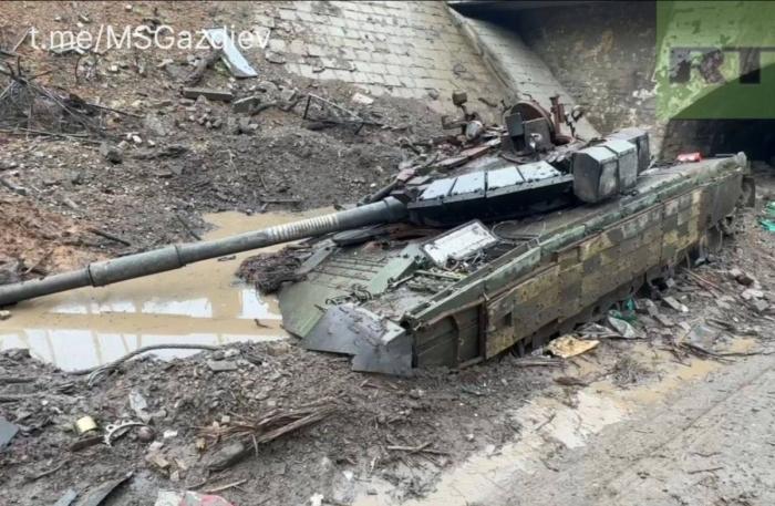 Тот самый застрявший под железнодорожным мостом в Бахмуте украинский танк Т-80БВМ. При отступлении за мост на запад украинцы пытались оттащить машину, но артиллерия "Вагнера" спутала все планы, источник: Оркестр Вагнера