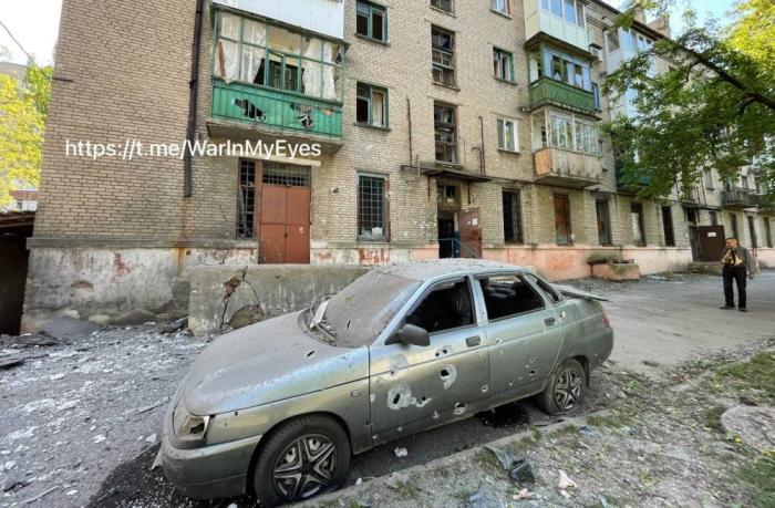 Ясиноватая сегодня. 12 прямых попаданий в 9-ти этажный дом, наразорвавшийся снаряд в квартире, погибшая мирная жительница. Всего по этому району утром выпустили около 20 снарядов. Источник: Война глазами журналиста