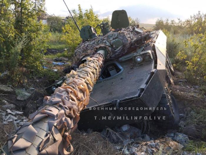 брошенный французский колёсный танк AMX-10RCR ВСУ вместе с боекомплектом под Новодонецким, который сфотографировали наши читатели из армейского спецназа России, источник – телеграм-канал Военный Осведомитель