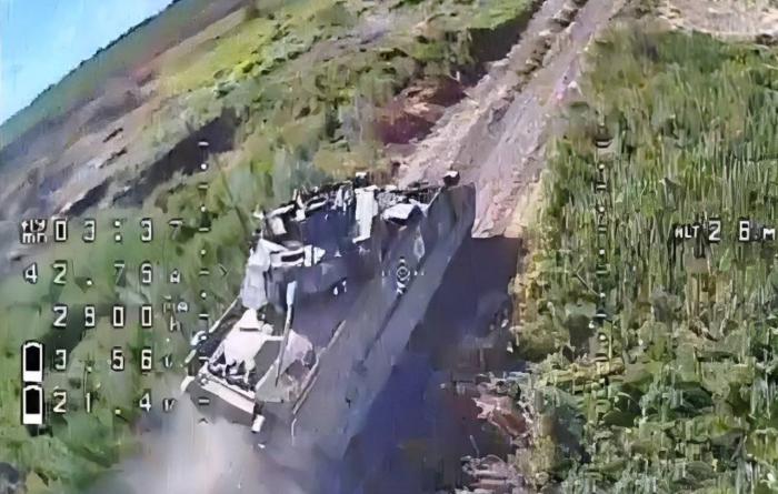 Многочисленные западные источники утверждают, что минимум треть поставленных Украине в апреле американских боевых машин M2 Bradley была брошена, повреждена или уничтожена, чему есть визуальное подтверждение. 