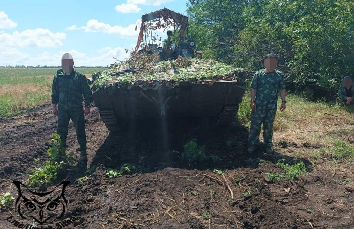 БМП-2 в защитной сетке и с антидроновым козырьком
