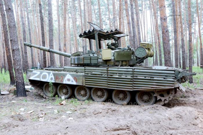 Т-80БВ ВС РФ в лесах под Кременной