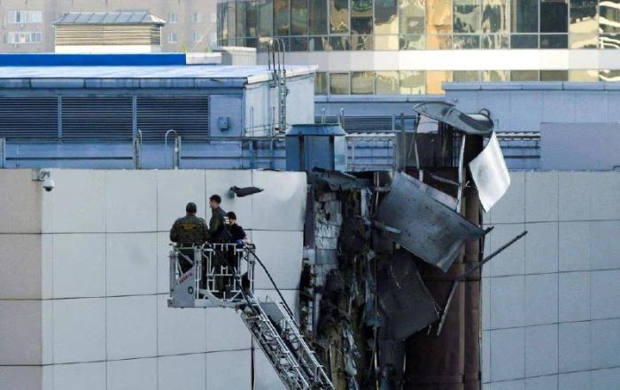 Кадры последствий падения беспилотника на территорию Экспоцентра в Москве