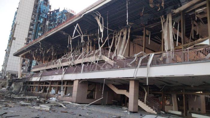 Гостиница и морской вокзал, уничтоженные в результате ночных ударов по Одессе. Ряд источников сообщают, что объекты использовались для размещения личного состава ВСУ