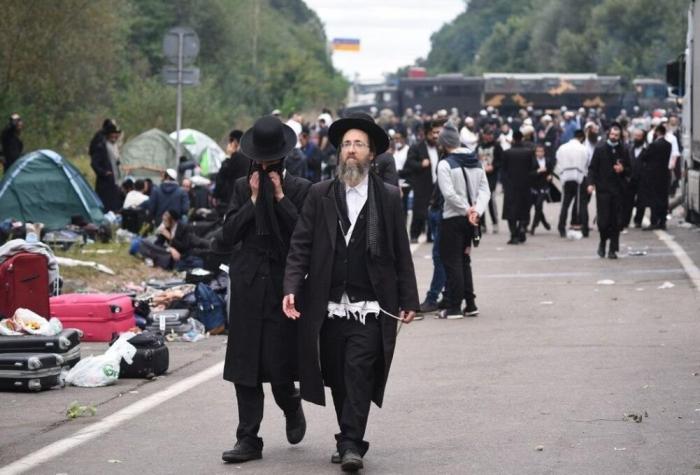 Массы евреев-хасидов время от времени наводняют города Украины, привнося с собой специфический шлейф