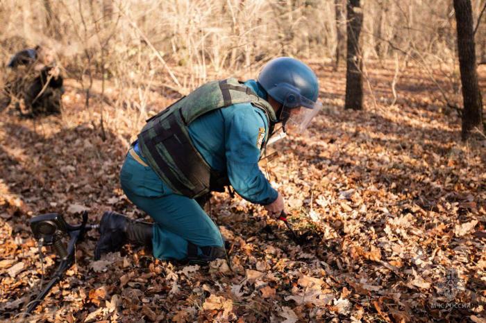 Более сотни взрывоопасных предметов каждый день обезвреживают пиротехники МЧС России в Луганской Народной Республике