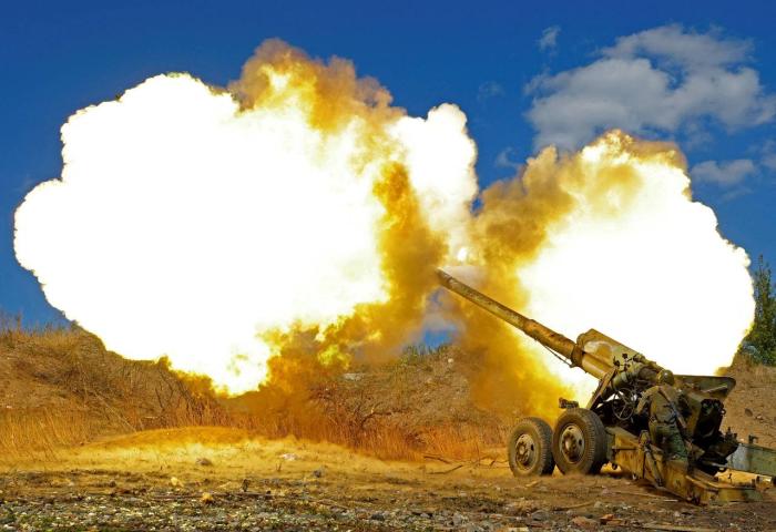 Расчёт 152-мм пушки 2А36 «Гиацинт-Б» одного из подразделений 1-го армейского корпуса ведёт огонь по позициям ВСУ на Авдеевском направлении