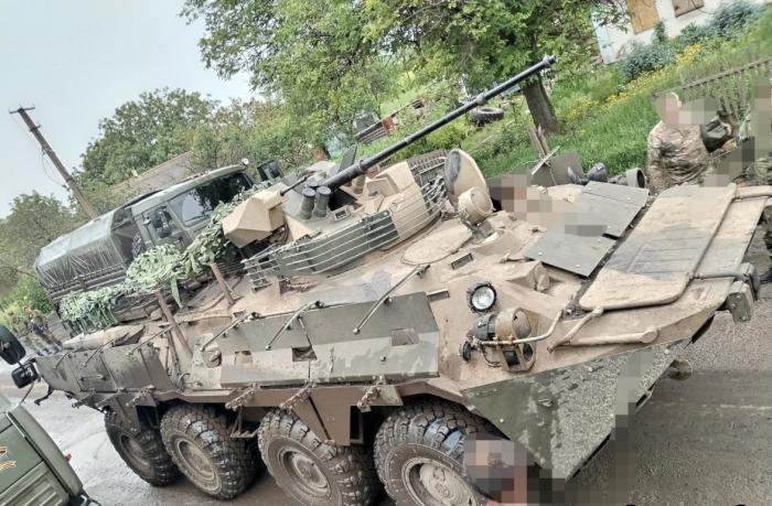 БТР-82А (АТ) ВС России со штатными решетчатыми экранами, а также с дополнительно наваренным козырьком над башней