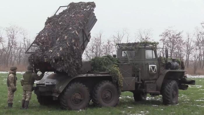 Боевая работа 152-мм САУ 2С3 «Акация» с защитными козырьками и бревнами на лбу башни, а также РСЗО «Град», тоже с защитными козырьками на крыше и пусковой установке