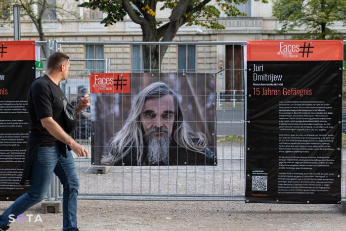 Передвижная фотовыставка «Лица российского сопротивления» была развёрнута в центре Берлина на Унтер-ден-Линден 7 октября.