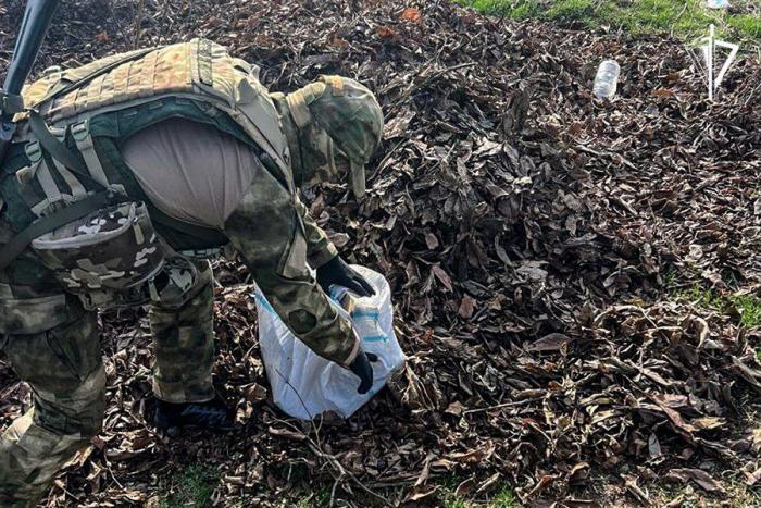 Крупный схрон с оружием и боеприпасами обнаружили росгвардейцы в Запорожской области